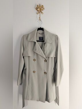 Abercrombie & Fitch Light Gray Double-Breasted Trench Coat - Size SMALL